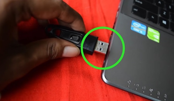 Plugin USB drive into laptop